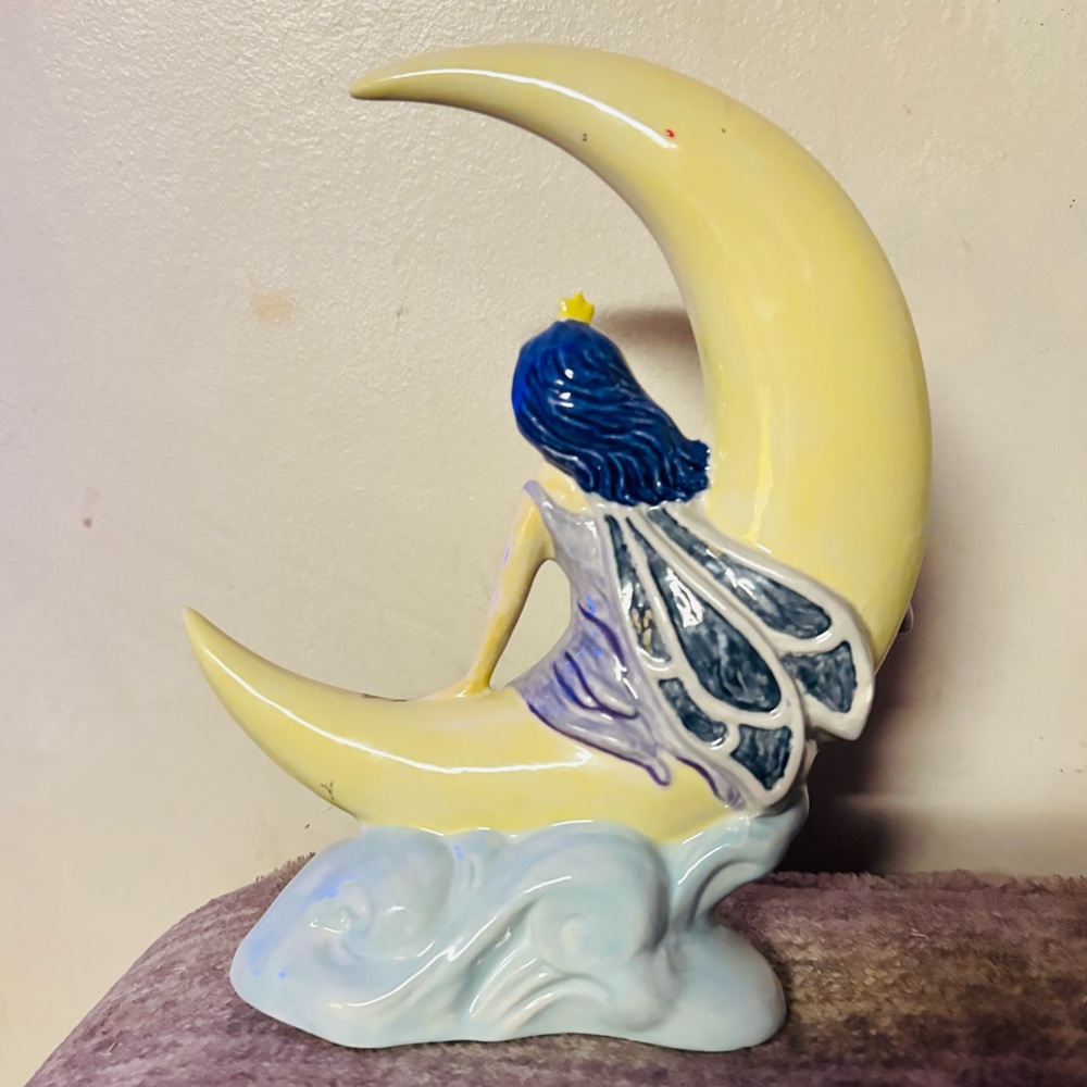 Enchanting Fairy on Crescent Moon Figurine - Picture 3 of 5